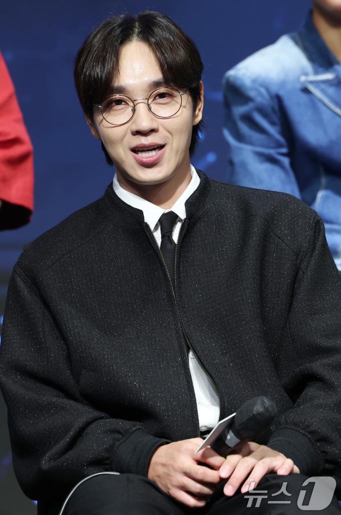 가수 이석훈이 16일 서울 구로구 디큐브시티 더세인트에서 열린 K-POP 월드 스케일 데뷔 프로젝트 Mnet '보이즈 2 플래닛(BOYS II PLANET )' 제작발표회에 참석해 미소를 짓고 있다. 2025.7.16/뉴스1 ⓒ News1 권현진 기자
