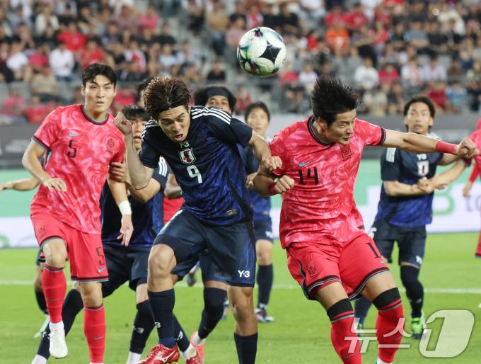 대표팀 박승욱이 코너킥에서 헤더 슈팅을 시도하고 있다. /뉴스1 ⓒ News1 김영운 기자