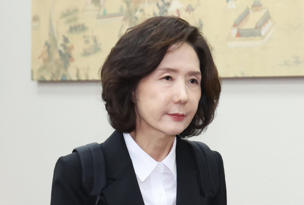 인사청문회에 참석한 이진숙 사회부총리 겸 교육부 장관이 논문 가로채기 의혹에 대해 입장을 밝혔다. 사진은 이진숙 사회부총리 겸 교육부 장관 후보자가 인사청문회에서 오전 질의를 마친 뒤 회의장을 나서는 모습. /사진=뉴시스