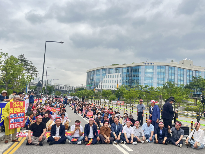 '완주·전주 통합 반대 완주군민 대책위원회'와 완주군 의원등이 16일 세종시 행정안전부 청사 앞에서 통합 반대집회를 하고 있다./사진=완주군