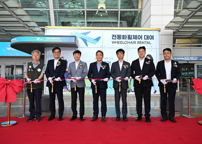 현대차그룹이 인천국제공항에서 교통약자 전동화 휠체어 대여소를 운영한다. /사진=현대차 