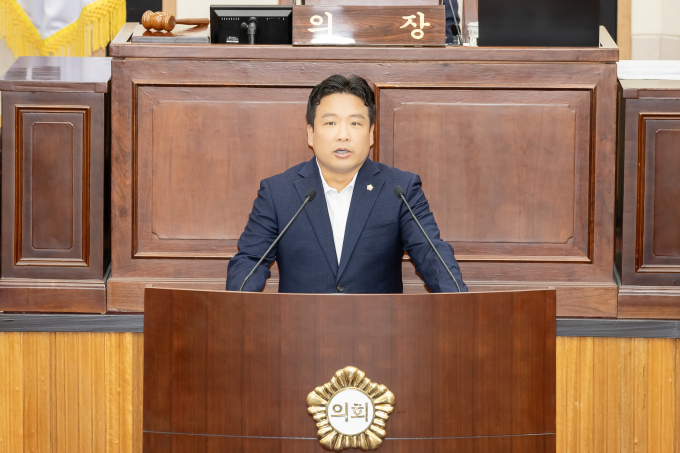 김원섭 구미시의원은 15일 열린 제289회 임시회 제1차 본회의에서 5분 자유발언을 통해 구미시가 대부분의 관급자재를 타 지역 업체에 발주하고 있는 현실을 강하게 질타했다/사진제공=구미시의회