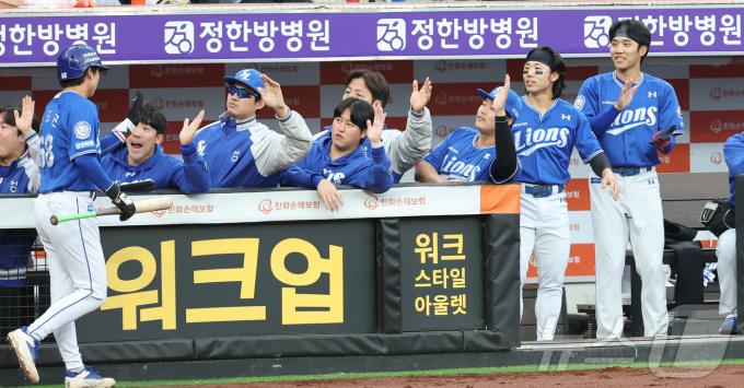 7일 대전 한화생명볼파크에서 열린 '2025 신한 SOL 뱅크 KBO리그' 프로야구 한화 이글스와 삼성라이온즈 경기에서 삼성 1회초 양동근이 선취 득점하며 동료들과 하이파이브 하고 있다. 2025.5.7/뉴스1 ⓒ News1 김기남 기자