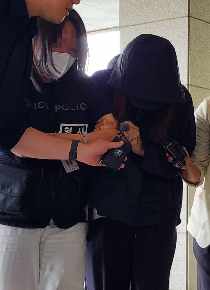 시험지를 빼돌리기 위해 기간제 교사와 함께 시험기간 중 경북 안동시 소재 고등학교에 무단 침입한 혐의를 받는 학부모가 구속 전 피의자 심문(영장실질심사)을 받기 위해 15일 대구지법 안동지원으로 들어서고 있다./사진제공=뉴시스
