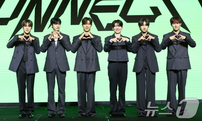 몬스타엑스(MONSTA X) 민혁(왼쪽부터)과 형원, 셔누, 기현, 아이엠, 주헌이 16일 서울 영등포구 콘래드호텔에서 열린 데뷔 10주년 기념 기자간담회에 참석해 포즈를 취하고 있다. 2025.7.16/뉴스1 ⓒ News1 권현진 기자