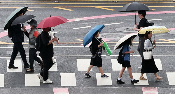 17일은 전국이 대체로 흐리고 많은 비가 내리겠다. 사진은 오후부터 전국적인 장마가 예보된 지난 16일 서울 시내에서 시민들이 우산을 쓰고 발걸음을 서두르고 있는 모습. /사진=뉴스1