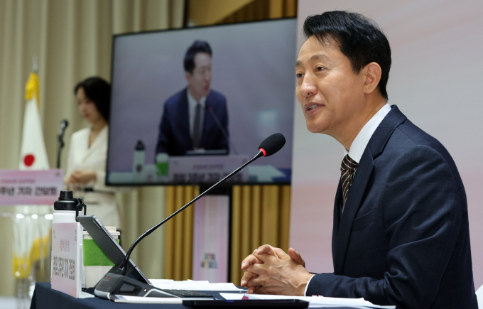 서울시가 공공주택 진흥기금 도입해 주택 공급 속도를 끌어올릴 방침이다. 사진은 오세훈 서울시장이 16일 오전 서울 중구 서울시청에서 열린 민선 8기 취임 3주년 기자간담회에서 인사말을 하는 모습. /사진=공동취재단