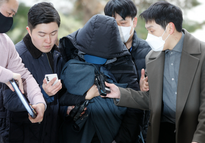 배우 고(故) 이선균 씨를 협박해 수억원대 금품을 뜯어낸 혐의를 받는 유흥업소 실장과 전직 배우가 2심에서 형량이 늘었다. 사진은 서울 강남 소재 유흥업소 여실장과 함께 이선균을 협박해 금품을 갈취한 혐의로 사전 구속영장이 청구된 20대 여성이 2023년 12월28일 인천 미추홀구 인천지법에서 구속 전 피의자 심문(영장실질심사)에 출석한 모습. /사진=뉴시스