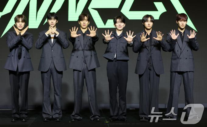 몬스타엑스(MONSTA X) 민혁(왼쪽부터)과 형원, 셔누, 기현, 아이엠, 주헌이 16일 서울 영등포구 콘래드호텔에서 열린 데뷔 10주년 기념 기자간담회에 참석해 포즈를 취하고 있다. 2025.7.16/뉴스1 ⓒ News1 권현진 기자