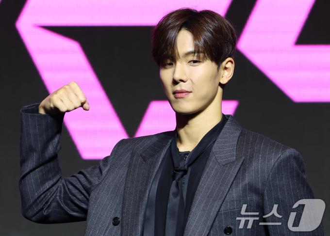 몬스타엑스(MONSTA X) 셔누가 16일 서울 영등포구 콘래드호텔에서 열린 데뷔 10주년 기념 기자간담회에 참석해 포즈를 취하고 있다. 2025.7.16/뉴스1 ⓒ News1 권현진 기자