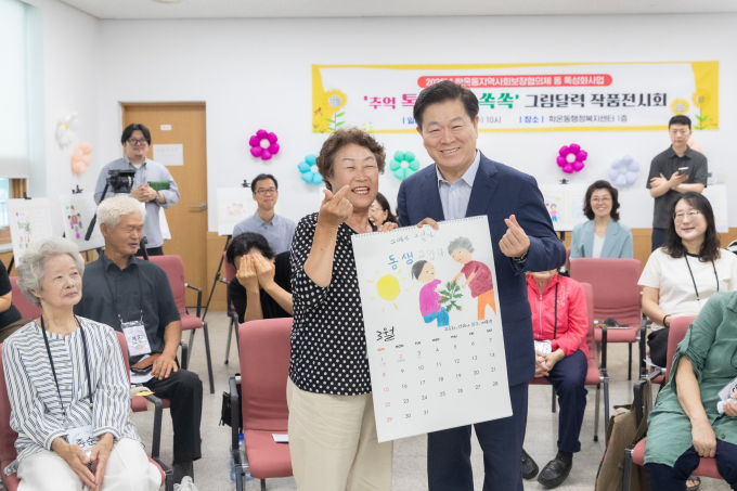 박승원 광명시장(맨 앞 오른쪽))이 16일 ‘우리동네 시장실’의 일환으로 학온동을 방문해 학온동 지역사회보장협의체 특화 사업인 ‘추억 톡톡, 그림 쏙쏙’ 참여 어르신과 기념사진을 촬영하고 있다. /사진제공=광명시