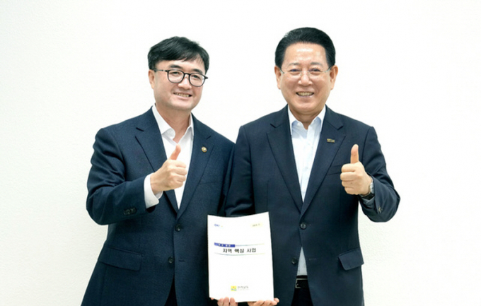 김영록 전남도지사(오른쪽)가 16일 서울지방조달청에서 임기근 기획재정부 2차관과 면담을 갖고 전남도 핵심 사업 해결을 위한 협조를 요청하고 있다./사진=전남도 