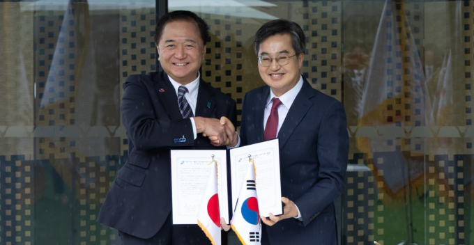 김동연 경기도지사(오른쪽)가 16일 도담소에서 구로이와 유지 일본 가나가와현 지사(왼쪽)와 공동선언문에 서명하고 기념촬영을 하고 있다. /사진제공=경기도