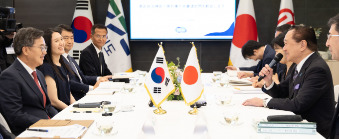16일 도담소에서 김동연 경기도지사(왼쪽 첫 번째)가 구로이와 유지 가나가와현 지사(오른쪽에서 두 번째) 및 대표단과 면담을 하고 있다. /사진제공=경기도 
