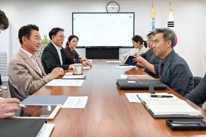 김동근 의정부시장(왼쪽 첫번째)이 지난 15일 시장실에서 국방부 공여지처리TF장과 반환공여구역 개선 방안을 논의하고 있다. /사진제공=의정부시