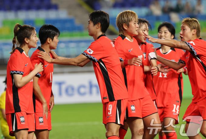 16일 오후 경기 수원시 팔달구 수원월드컵경기장에서 열린 2025 동아시아축구연맹(EAFF) E-1 챔피언십 여자부 대한민국과 대만의 경기, 후반전 대한민국 지소연이 페널티킥으로 선제골을 넣은 뒤 동료들과 기뻐하고 있다. 2025.7.16/뉴스1 ⓒ News1 장수영 기자