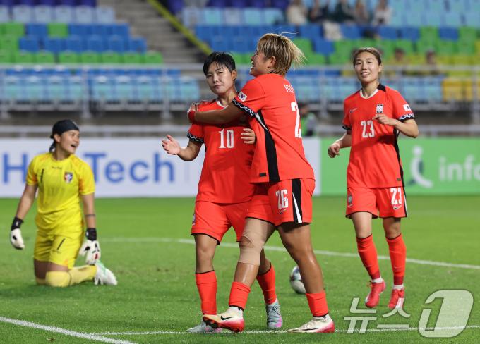 16일 오후 경기 수원시 팔달구 수원월드컵경기장에서 열린 2025 동아시아축구연맹(EAFF) E-1 챔피언십 여자부 대한민국과 대만의 경기, 후반전 대한민국 지소연이 페널티킥으로 선제골을 넣은 뒤 동료들과 기뻐하고 있다. 2025.7.16/뉴스1 ⓒ News1 장수영 기자