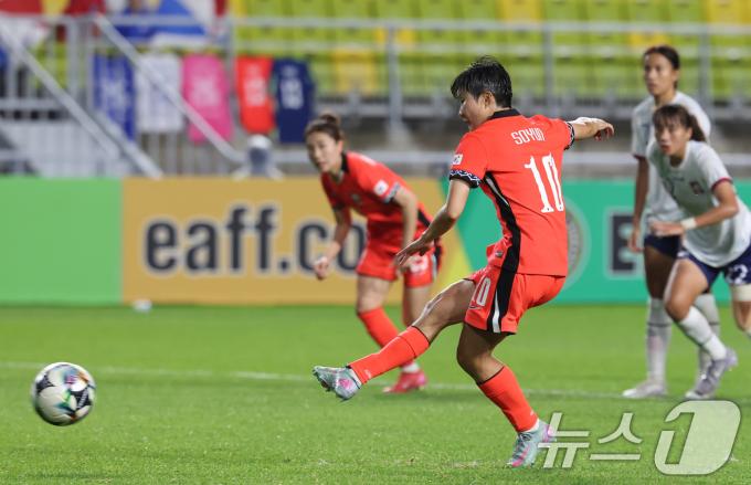 16일 오후 경기 수원시 팔달구 수원월드컵경기장에서 열린 2025 동아시아축구연맹(EAFF) E-1 챔피언십 여자부 대한민국과 대만의 경기, 후반전 대한민국 지소연이 페널티킥으로 선제골을 넣고 있다. 2025.7.16/뉴스1 ⓒ News1 장수영 기자