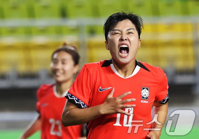 16일 오후 경기 수원시 팔달구 수원월드컵경기장에서 열린 2025 동아시아축구연맹(EAFF) E-1 챔피언십 여자부 대한민국과 대만의 경기, 후반전 대한민국 지소연이 페널티킥으로 선제골을 넣은 뒤 기뻐하고 있다. 2025.7.16/뉴스1 ⓒ News1 장수영 기자