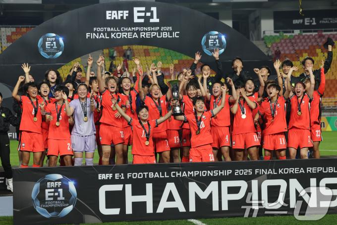 16일 오후 경기 수원시 팔달구 수원월드컵경기장에서 열린 2025 동아시아축구연맹(EAFF) E-1 챔피언십 여자부 대회에서 우승한 대한민국 여자 축구 대표팀 선수들이 트로피를 들고 기뻐하고 있다. 2025.7.16/뉴스1 ⓒ News1 장수영 기자
