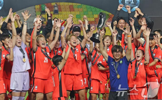 16일 오후 경기 수원시 팔달구 수원월드컵경기장에서 열린 2025 동아시아축구연맹(EAFF) E-1 챔피언십 여자부 대회에서 우승한 대한민국 여자 축구 대표팀 신상우 감독과 선수들이 트로피를 들고 기뻐하고 있다. 2025.7.16/뉴스1 ⓒ News1 장수영 기자