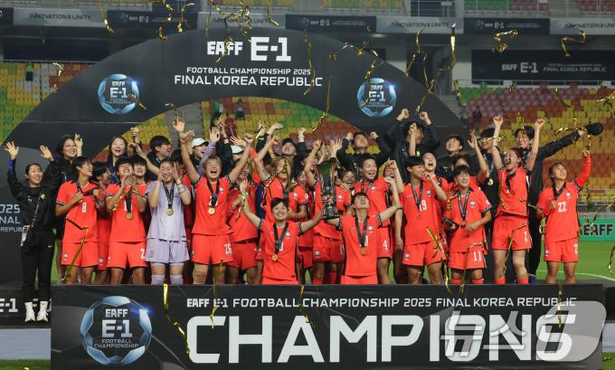 16일 오후 경기 수원시 팔달구 수원월드컵경기장에서 열린 2025 동아시아축구연맹(EAFF) E-1 챔피언십 여자부 대회에서 우승한 대한민국 여자 축구 대표팀 선수들이 트로피를 들고 기뻐하고 있다. 2025.7.16/뉴스1 ⓒ News1 장수영 기자