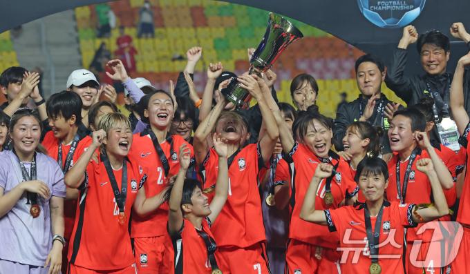 16일 오후 경기 수원시 팔달구 수원월드컵경기장에서 열린 2025 동아시아축구연맹(EAFF) E-1 챔피언십 여자부 대회에서 우승한 대