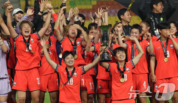 16일 오후 경기 수원시 팔달구 수원월드컵경기장에서 열린 2025 동아시아축구연맹(EAFF) E-1 챔피언십 여자부 대회에서 우승한 대한민국 여자 축구 대표팀 선수들이 트로피를 들고 기뻐하고 있다. 2025.7.16/뉴스1 ⓒ News1 장수영 기자