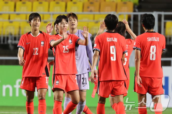 16일 오후 경기 수원시 팔달구 수원월드컵경기장에서 열린 2025 동아시아축구연맹(EAFF) E-1 챔피언십 여자부 대한민국과 대만의 경기에서 2대 0으로 승리하며 대회 우승을 확정한 선수들이 기뻐하고 있다. 2025.7.16/뉴스1 ⓒ News1 장수영 기자
