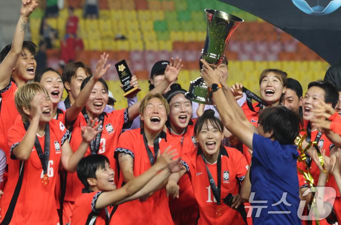 16일 오후 경기 수원시 팔달구 수원월드컵경기장에서 열린 2025 동아시아축구연맹(EAFF) E-1 챔피언십 여자부 대회에서 우승한 대한민국 여자 축구 대표팀 선수들이 트로피를 들고 기뻐하고 있다. 2025.7.16/뉴스1 ⓒ News1 장수영 기자