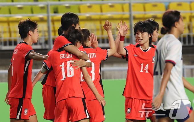 16일 오후 경기 수원시 팔달구 수원월드컵경기장에서 열린 2025 동아시아축구연맹(EAFF) E-1 챔피언십 여자부 대한민국과 대만의 경기, 후반전 대한민국 장슬기가 팀 두번째 골을 넣은 뒤 동료들과 기뻐하고 있다. 2025.7.16/뉴스1 ⓒ News1 장수영 기자