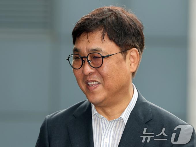 최휘영 문화체육관광부 장관 후보자가 14일 오전 서울 종로구 국립현대미술관에 마련된 인사청문회 사무실로 출근하며 소감을 밝히고 있다. 2025.7.14/뉴스1 ⓒ News1 황기선 기자