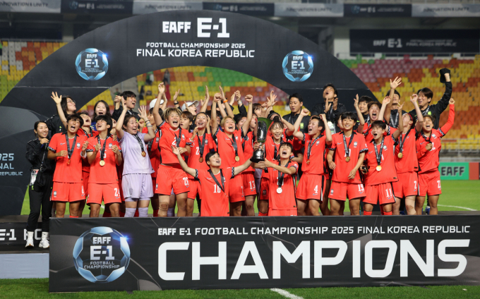 한국 여자축구 대표팀이 지소연·장슬기의 골로 20년 만에 동아시안컵 우승을 차지했다. 사진은 지난 16일 경기 수원월드컵경기장에서 열린 2025 동아시아축구연맹(EAFF) E-1 챔피언십(동아시안컵) 우승을 차지한 한국 여자축구 대표팀의 모습.  /사진=뉴시스