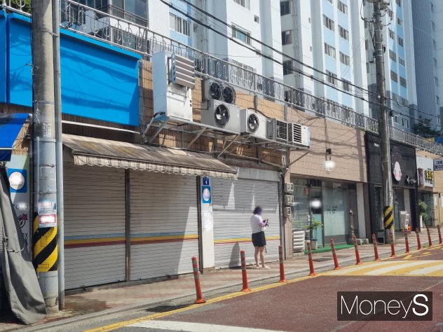 구미시 원평동 한 상가 외벽에 설치된 냉동기용 실외기가 인도 위를 1m가량 침범해 아래를 지나는 시민들의 안전을 위협하고 있다/사진=머니S 박영우 기자