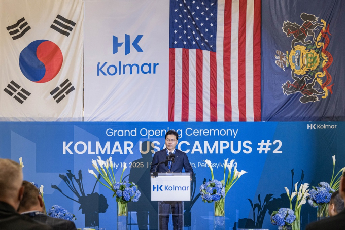 한국콜마가 지난 16일(현지시각) 미국 펜실베이니아주 스콧 타운십에서 콜마USA 제2공장 준공식을 열고 본격적인 가동에 들어갔다. 윤상현 콜마그룹 부회장이 콜마USA 제2공장 준공식에서 기념사를 하고 있다./사진=한국콜마