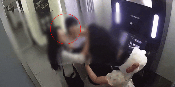베트남 하노이 한 셀프 사진관에서 촬영 중인 베트남 여성들에게 시비를 걸고 폭행한 한국 여성이 근무 중이던 회사에서 퇴사 처분을 받았다. 사진은 한국 여성이 베트남 여성들을 폭행한 모습이 담긴 CCTV 영상의 모습. /사진=SNS 갈무리