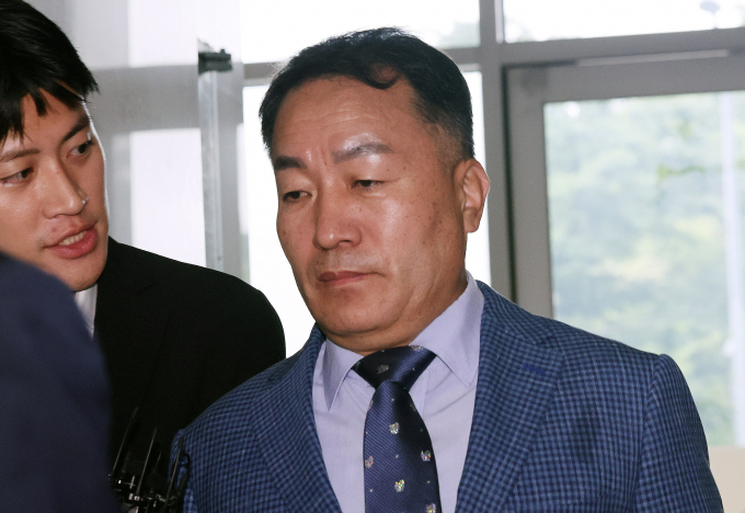 김계환 전 해병대사령관이 해병대원 순직사건 수사방해 의혹을 수사 중인 순직해병특검팀(이명현 특별검사) 2차 소환조사에 출석했다. 사진은 김 전 사령관이 17일 서울 서초구 해병대원 순직사건 관련 의혹을 수사하는 순직해병특검팀 사무실로 출석한 모습. /사진=뉴스1 