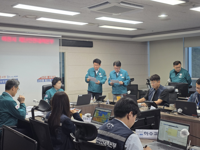 김경희 이천시장이 지난 16일 발효된 호우주의보에 따라 이천시 재난안전대책본부를 가동하고 보고를 받고 있다. /사진제공=이천시