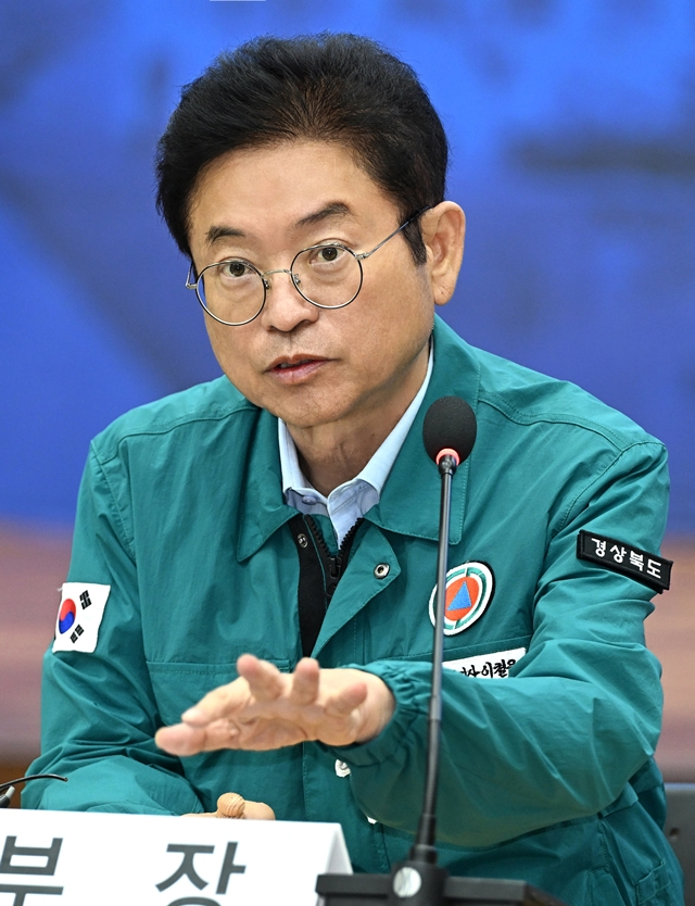 이철우 경북도지사가 17일 도청 화백당에서 열린 '산불피해지역 재창조 본부 회의'에서 발언하고 있다./사진제공=경상북도