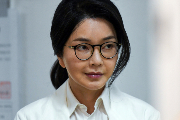김건희 특별검사팀이 김건희 집사 김예성씨에 대해 지명수배를 내렸다. 사진은 윤석열 전 대통령의 부인 김건희 여사가 지난달 3일 서울 서초구 원명초등학교에 마련된 서초구 제3투표소에서 투표를 하기 위해 줄을 서 있는 모습. /사진=뉴스1(공동취재단)