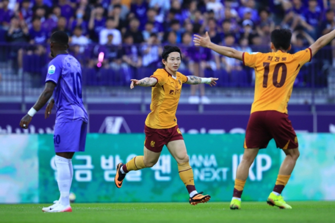 지난 6월28일 K리그1 21라운드 안양전 광주FC 신창무선수가 득점 세리머니를 펼치고 있다./사진=광주FC