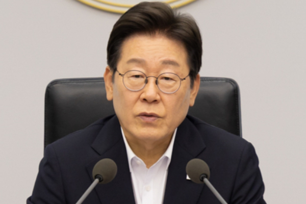 이재명 대통령이 제헌절을 공휴일로 지정하는 방안을 검토해보자고 제안했다. 사진은 이재명 대통령이 17일 서울 용산 대통령실 청사에서 열린 4차 수석·보좌관 회의에서 발언을 하고 있는 모습. /사진=뉴스1(대통령실 제공)