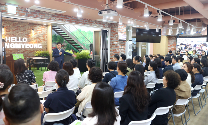 박승원 광명시장이 17일 '바른 식생활 교육관' 개관식에 참석해 인사말을 하고 있다. /사진제공=광명시