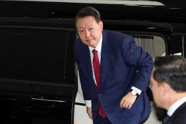 윤석열 전 대통령 지지자들이 국가인권위원회에 서울구치소 독방에 에어컨을 설치해달라는 민원을 낸 것으로 알려졌다. 사진은 윤석열 전 대통령이 서울 서초구 서울고등검찰청에 마련된 내란특검에서 2차 대면조사를 받기 위해 출석하는 모습. /사진=뉴스1
