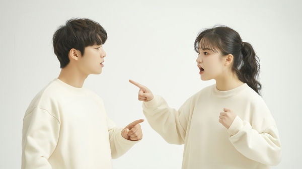 여자친구에게 '예비 며느리 도리'를 요구하는 아버지와 다퉜다는 아들의 사연이 전해졌다. 그래픽은 기사의 이해를 돕기 위한 커플이 다투는 모습. /그래픽=AI 생성이미지