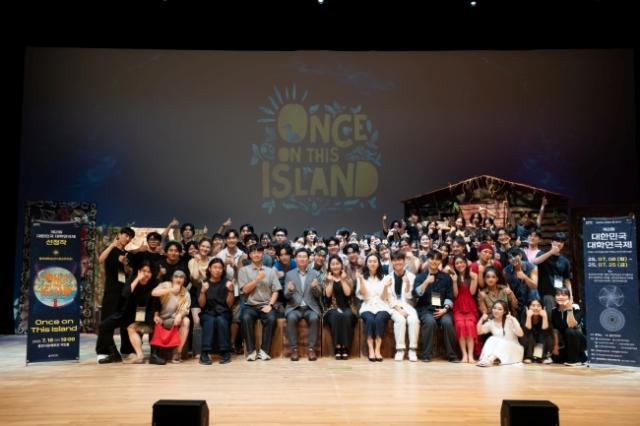 이상일 용인특례시장이 대학연극제 경연 첫날 16일 용인문예회관 처인홀에서 진행된 명지대학교팀의 ‘Once on This Island’ 공연 관람 후 기념촬영을 하고 있다. /사진제공=용인특례시