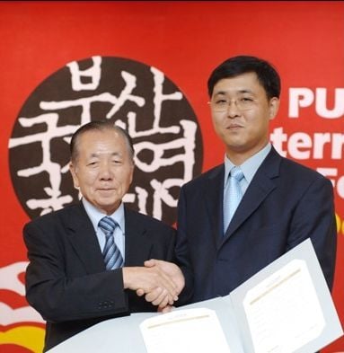 2005년 9월 6일 오후 5시 서울 명동 로얄호텔에서 부산국제영화제 김동호 집행위원장과 네이버 최휘영 대표이사가 참석한 가운데 스폰서 조인식이 열렸다. (머니투데이그룹 DB)