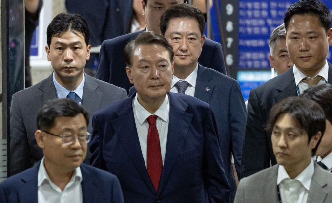 윤석열 전 대통령이 내란·외환 특별검사팀(조은석 특검)의 구속이 부당하다며 법원에 청구한 구속적부심 심문이 오늘 진행된다. 사진은 지난 9일 서울중앙지법에서 두 번째 구속 전 피의자심문(영장실질심사)을 마친 뒤 대기장소인 서울구치소로 이동한 12·3 비상계엄과 관련해 특검 수사를 받는 윤석열 전 대통령(가운데). /사진=뉴스1