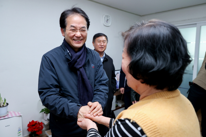 집수리 지원사업이 완료된 가구에 방문한 이동환 고양특례시장. /사진제공=고양특례시