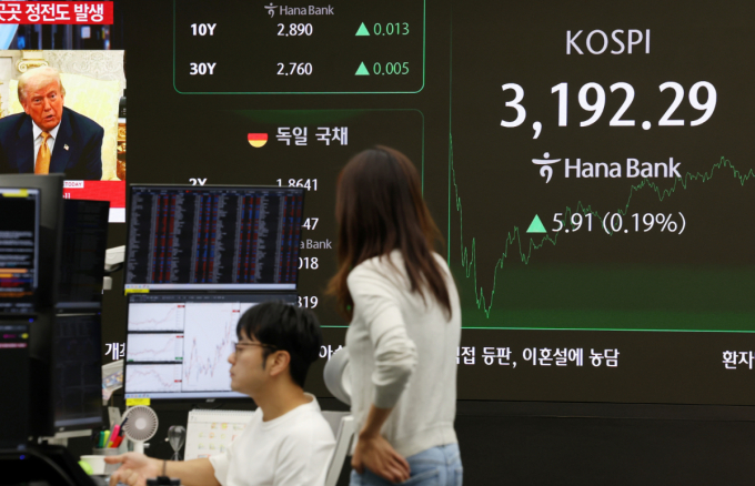 18일 코스피가 하락세를 나타내며 코스닥은 상승세다. 사진은 전날 오후 서울 중구 하나은행 딜링룸에서 딜러들이 업무를 보는 모습. /사진=뉴시스